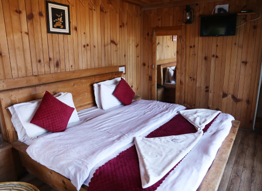 Super Deluxe Double Bed Hutt Himalaya