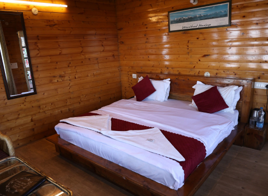 Super Deluxe Double Bed Hutt Himalaya